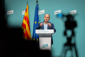 El secretario general de JxCat, Jordi Turull, interviene ante el consell nacional del partido reunido en Figueres (Girona) este sábado. Foto EFE/David Borrat