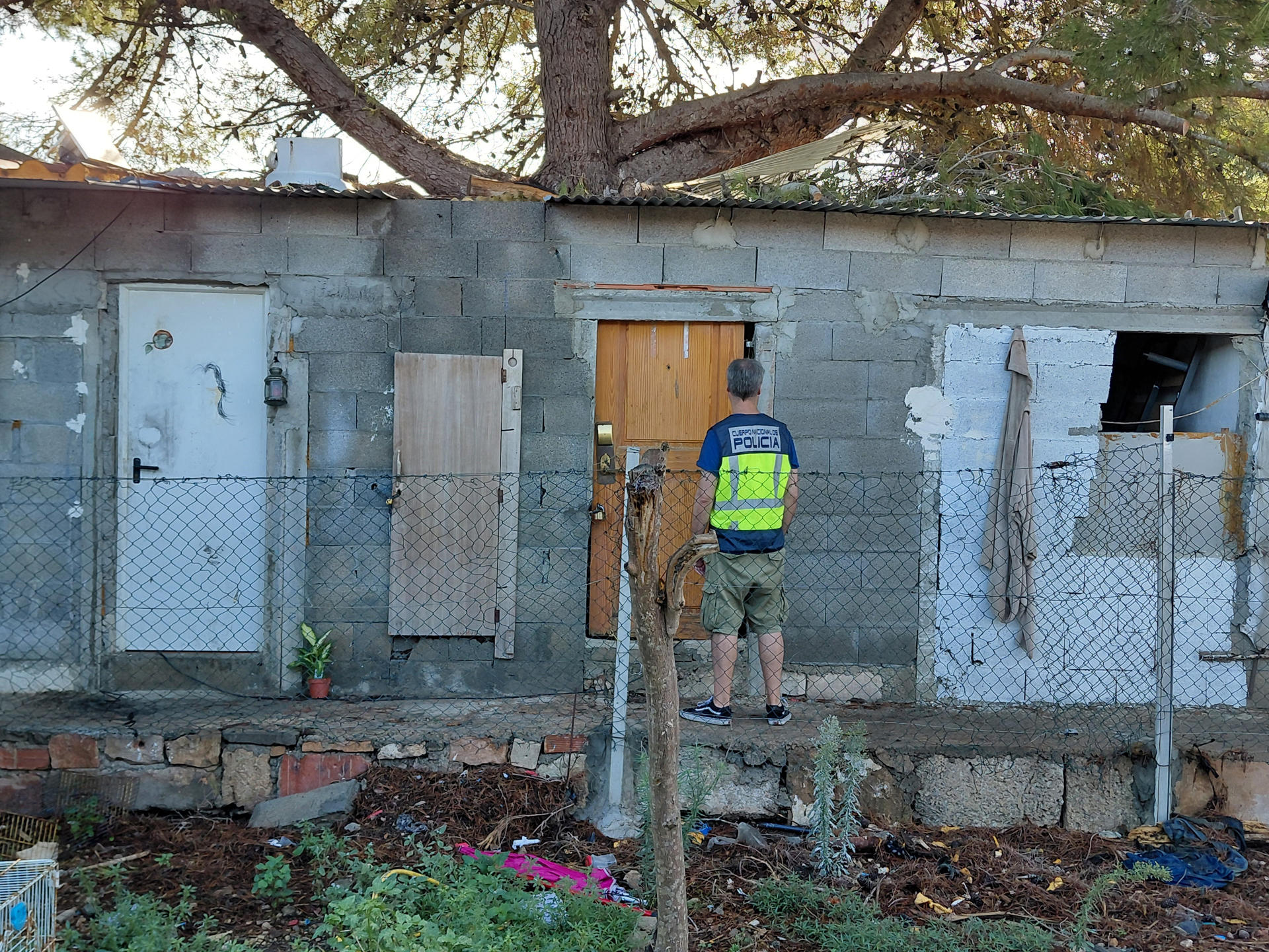 Agentes de la Policía Nacional e inspectores de Vivienda del Govern balear han detectado en una inspección conjunta 11 infraviviendas de tipo chabola, con baños comunes, levantadas en una propiedad en Manacor y por las que cobraban un alquiler a pesar de estar en condiciones insalubres. EFE/Policía Nacional  *****SOLO USO EDITORIAL/SOLO DISPONIBLE PARA ILUSTRAR LA NOTICIA QUE ACOMPAÑA (CRÉDITO OBLIGATORIO) *****