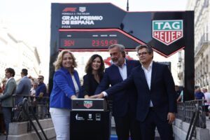 La presidenta de la Comunidad de Madrid, Isabel Díaz Ayuso (2i), la vicealcaldesa del Ayuntamiento, Inmaculada Sanz, el presidente de la Cámara de Comercio de Madrid, Ángel Asensio (2d), y el presidente de IFEMA, Daniel Martínez (d) durante el acto de presentación de un contador gigante instalado en la Puerta del Sol que será testigo de la cuenta atrás para la celebración del GP de España de Fórmula Uno. EFE/Rodrigo Jiménez