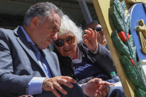 El presidente de Uruguay, Yamandú Orsi (i) habla con la exvicepresidenta y viuda de José Mujica, Lucía Topolansky, en la celebración por el Bicentenario de la Declaratoria de la Independencia del país este lunes, en Piedra Alta de la ciudad de Florida (Uruguay). EFE/ Gastón Britos