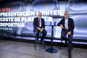 El presidente de LaLiga, Javier Tebas (i) y su director general corporativo,Javier Gómez, durante la presentación de los nuevos límites de coste de las plantillas del fútbol profesional español tras el cierre del mercado de verano. EFE/ Daniel Gonzalez