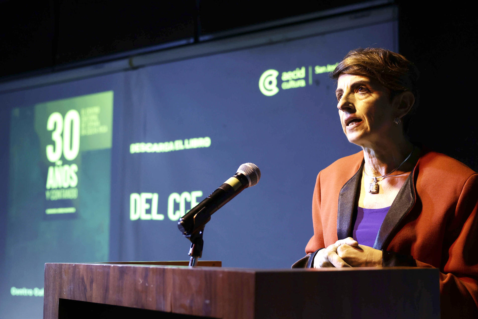 La embajadora de España en Costa Rica, Eva Martínez, habla durante la presentación del libro "30 años y contando del Centro Cultural de España (CCE)", escrito por el costarricense Alexander Jiménez, este miércoles, en el Centro Cultural de España (CCE) en San José (Costa Rica). EFE/ Jeffrey Arguedas

