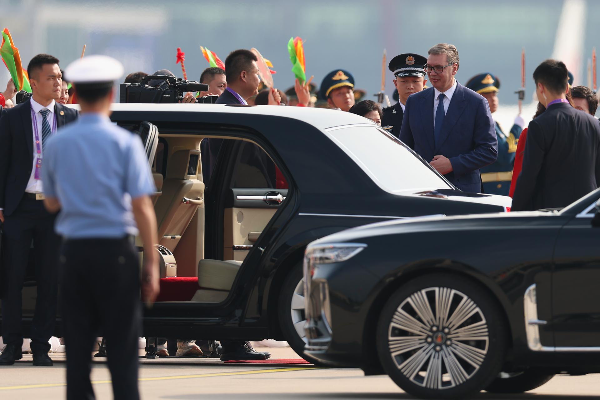 El presidente de Serbia, Aleksandar Vucic (c), llega al Aeropuerto Internacional de Pekín, China. EFE/Lintao Zhang