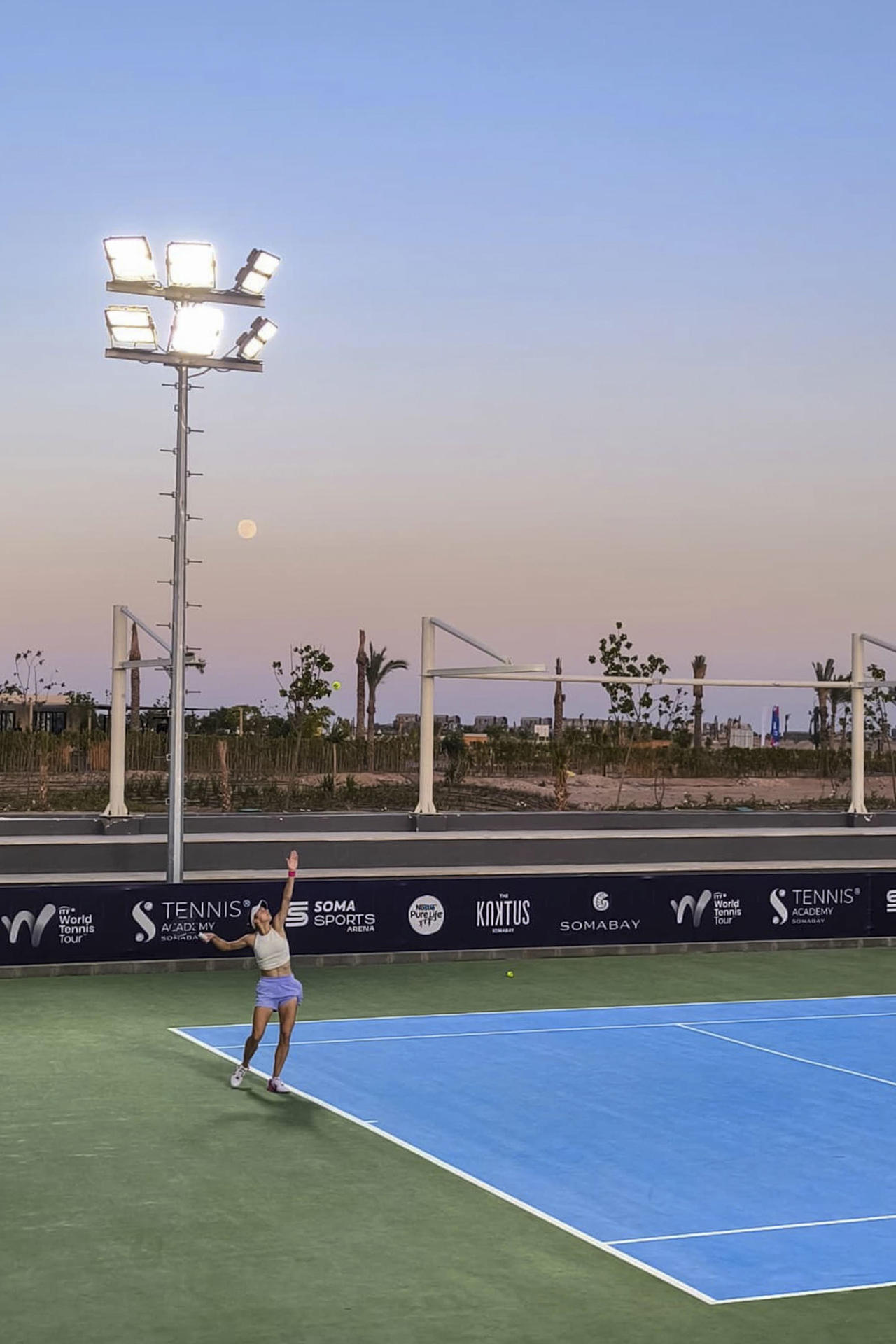 Una jugadora de tenis sirve durante un torneo internacional celebrado por primera vez en Somabay, ciudad resort egipcia a orillas del mar Rojo. EFE/ Isaac J. Martín

