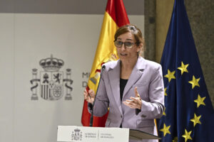 La ministra de Sanidad, Mónica García  interviene en el evento conmemorativo de los 40 Años de la Legalización del Aborto en España, este lunes en la sede del Ministerio de Igualdad. EFE/ Fernando Villar