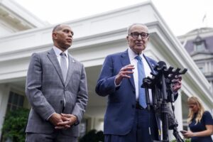 El líder de la minoría demócrata en el Senado, Chuck Schumer, y el líder de la minoría en la Cámara de Representantes, Hakeem Jeffries, ofrecen declaraciones a los medios de comunicación tras una reunión del liderazgo del Congreso con el presidente Trump en la Casa Blanca en Washington, DC, EE. UU., el 29 de septiembre de 2025. EFE/EPA/WILL OLIVER / POOL POOL
