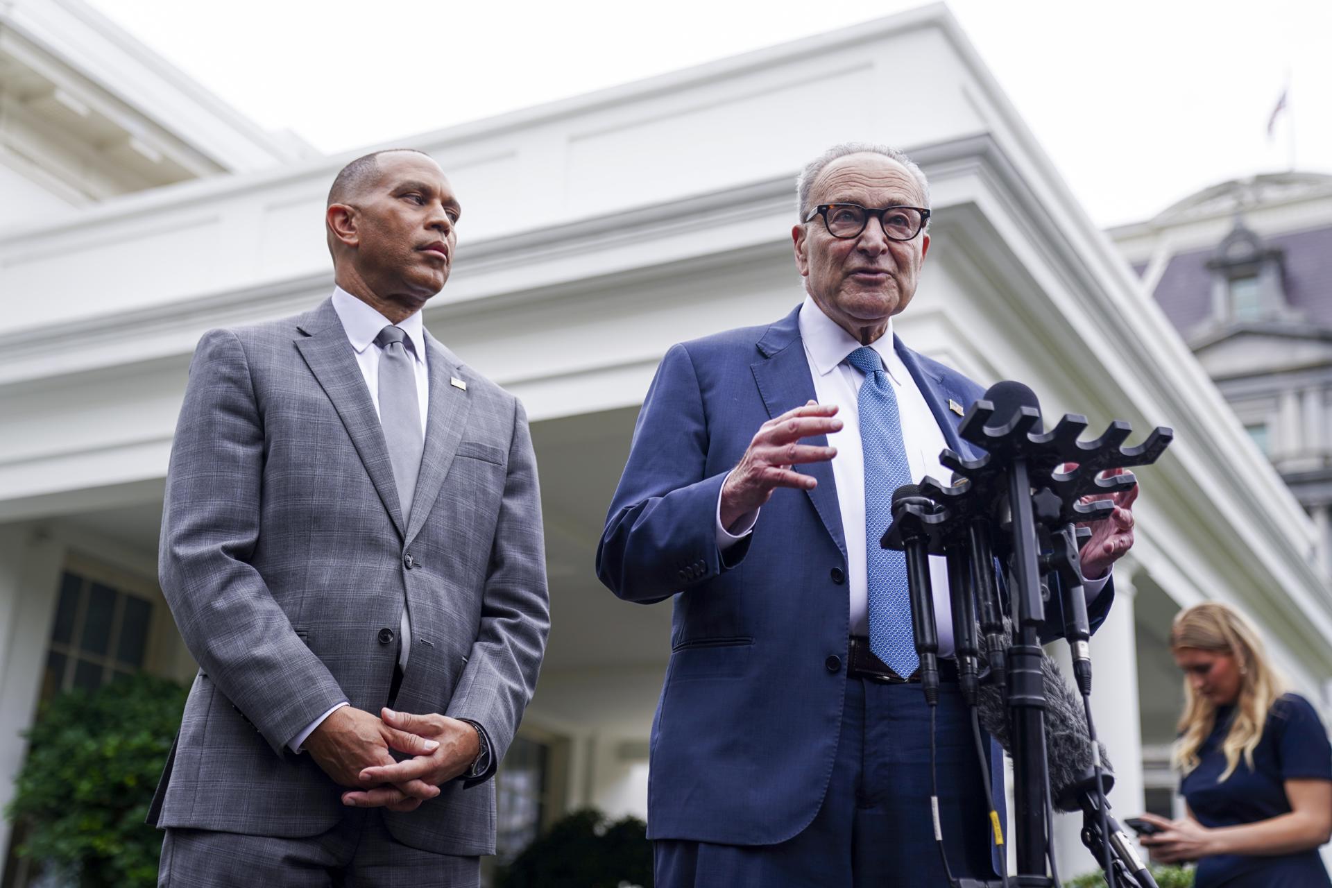 El líder de la minoría demócrata en el Senado, Chuck Schumer, y el líder de la minoría en la Cámara de Representantes, Hakeem Jeffries, ofrecen declaraciones a los medios de comunicación tras una reunión del liderazgo del Congreso con el presidente Trump en la Casa Blanca en Washington, DC, EE. UU., el 29 de septiembre de 2025. EFE/EPA/WILL OLIVER / POOL POOL