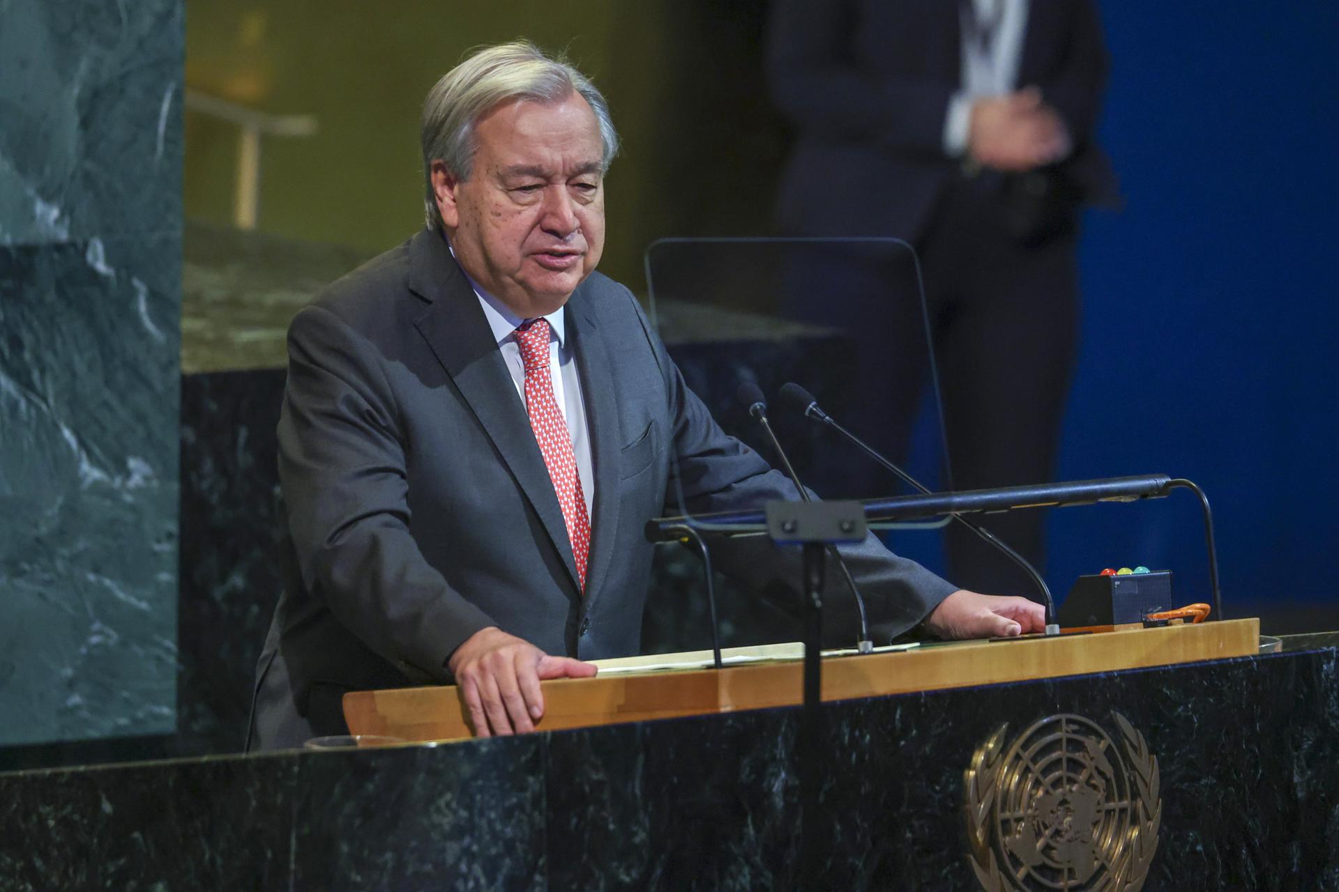 El Secretario General de la ONU, Antonio Guterres (c), al intervenir este lunes, 22 de septiembre, durante la reunión de alto nivel para conmemorar el 80 aniversario de las Naciones Unidas, en la sede del organismo internacional, en Nueva York (NY, EE.UU.). EFE/Sarah Yenesel