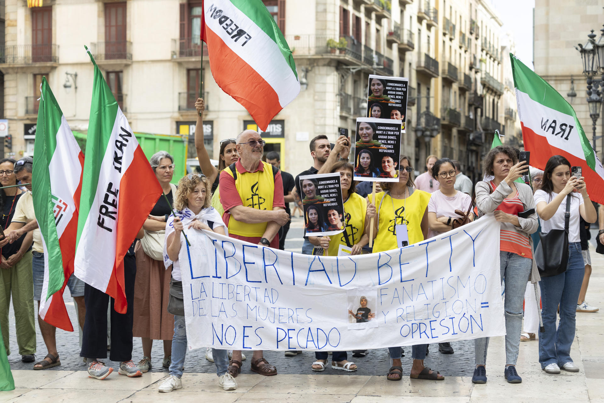 Varias personas participan en la concentración 'Mujer, Vida y Libertad' para defender los derechos de la mujer y en contra de las ejecuciones en Irán, y conmemorar los tres años del asesinato de Mahsa Jina Amini a manos del régimen iraní, este domingo en Barcelona. EFE/Marta Pérez