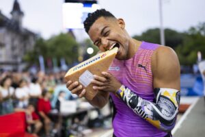 El atleta griego Emmanouil Karalis posa con un queso después de ganar la competición de salto con pértiga masculino en la Athletissima, en Lausana (Suiza). EFE/EPA/JEAN-CHRISTOPHE BOTT