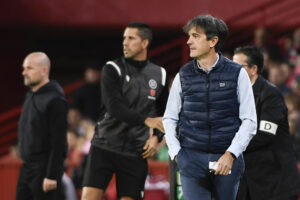 José Rojo "Pacheta" (d), entrenador del Granada. EFE / Miguel Ángel Molina.