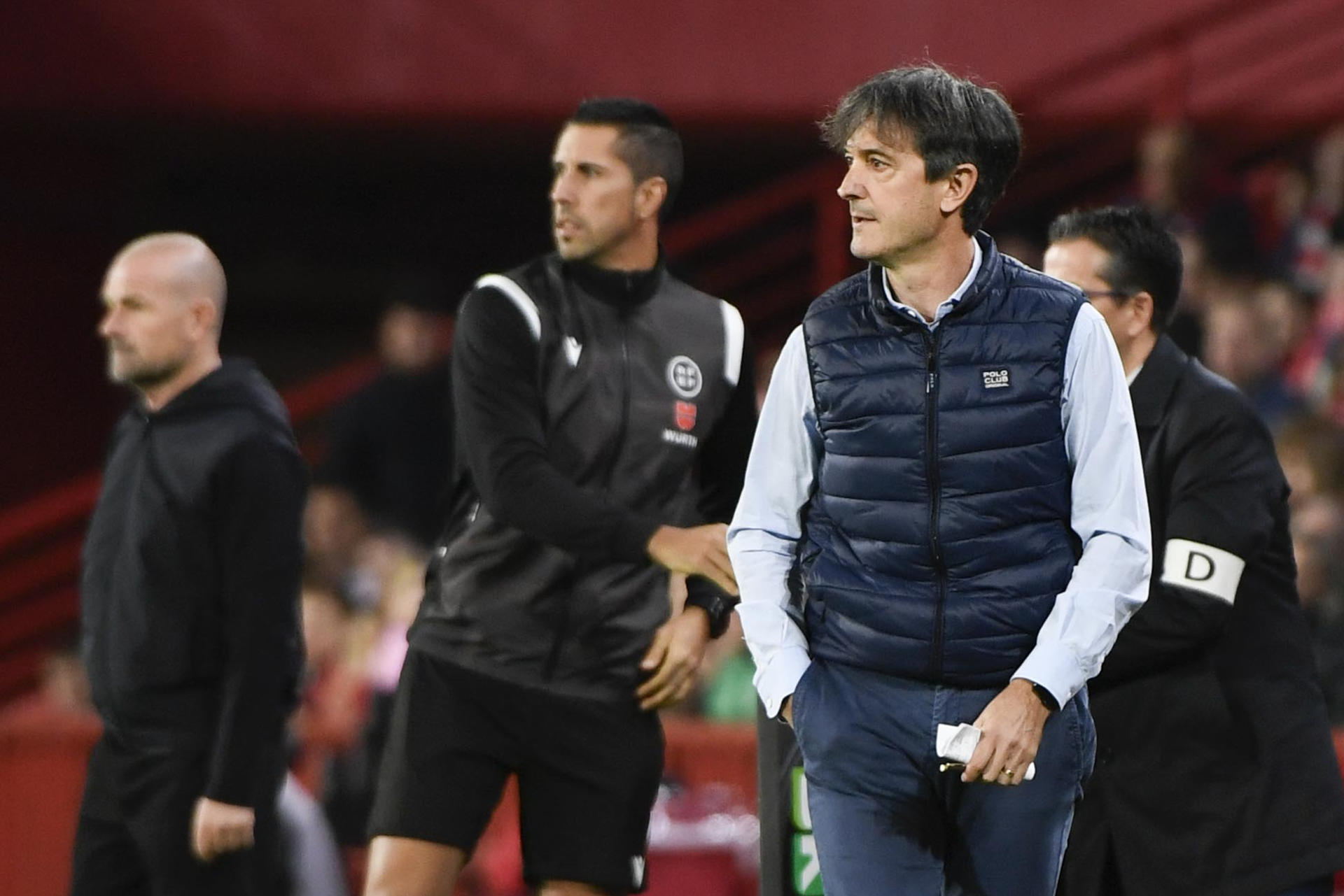José Rojo "Pacheta" (d), entrenador del Granada. EFE / Miguel Ángel Molina.