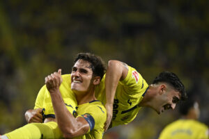 El guardameta brasileño del Villarreal, Luiz Júnior, captura el balón ante los atacantes del Athletic Club durante el encuentro correspondiente a la jornada 7 de Laliga EA Sports que disputan hoy sábado Villarreal y Athletic Club en el estadio de La Cerámica, en la localidad castellonense. EFE / Andreu Esteban.