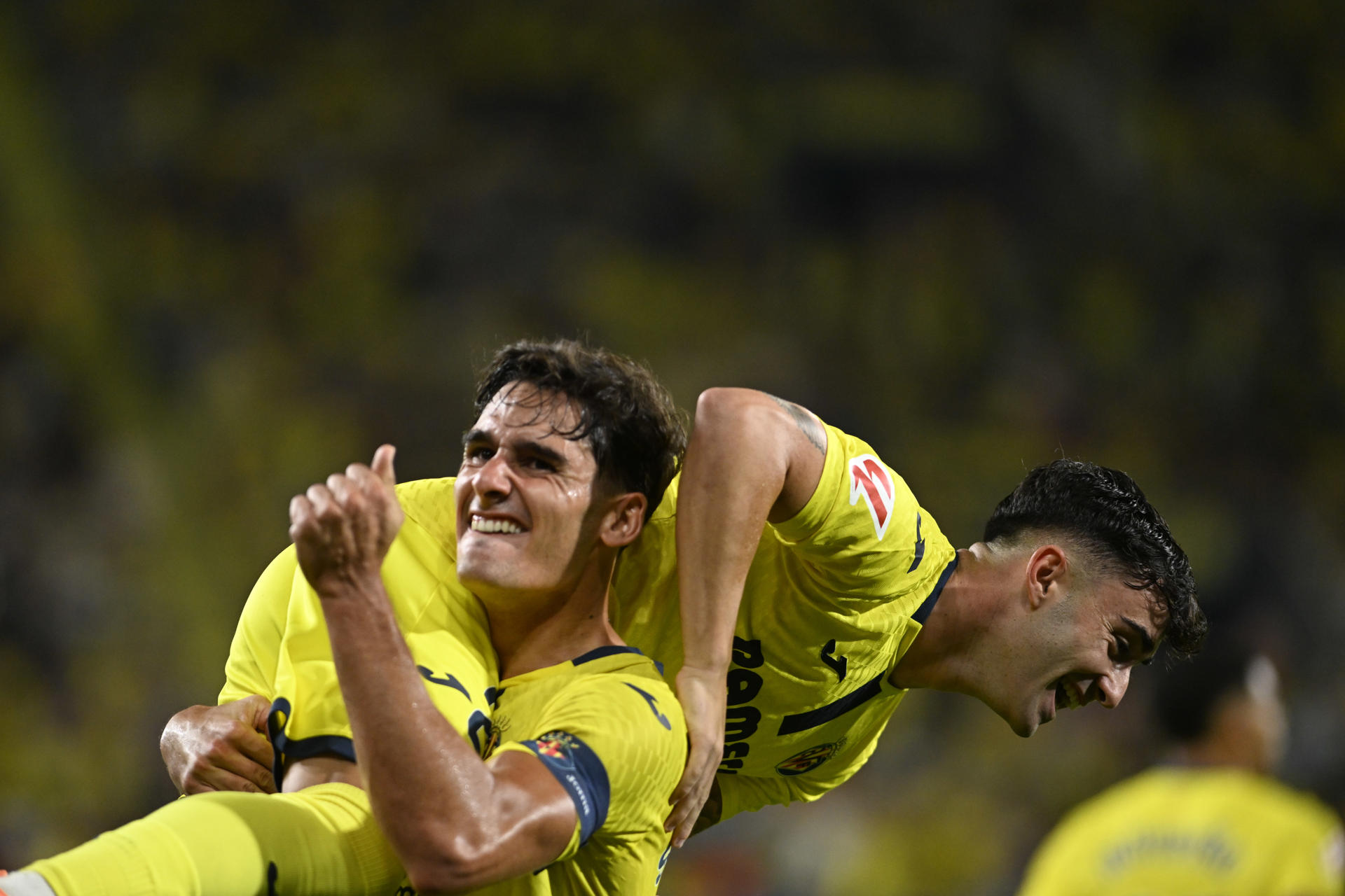 Los jugadores del Villarreal celebran el primer gol de su equipo durante el encuentro correspondiente a la jornada 7 de Laliga EA Sports que disputaron Villarreal y Athletic Club en el estadio de La Cerámica, en la localidad castellonense. EFE / Andreu Esteban.