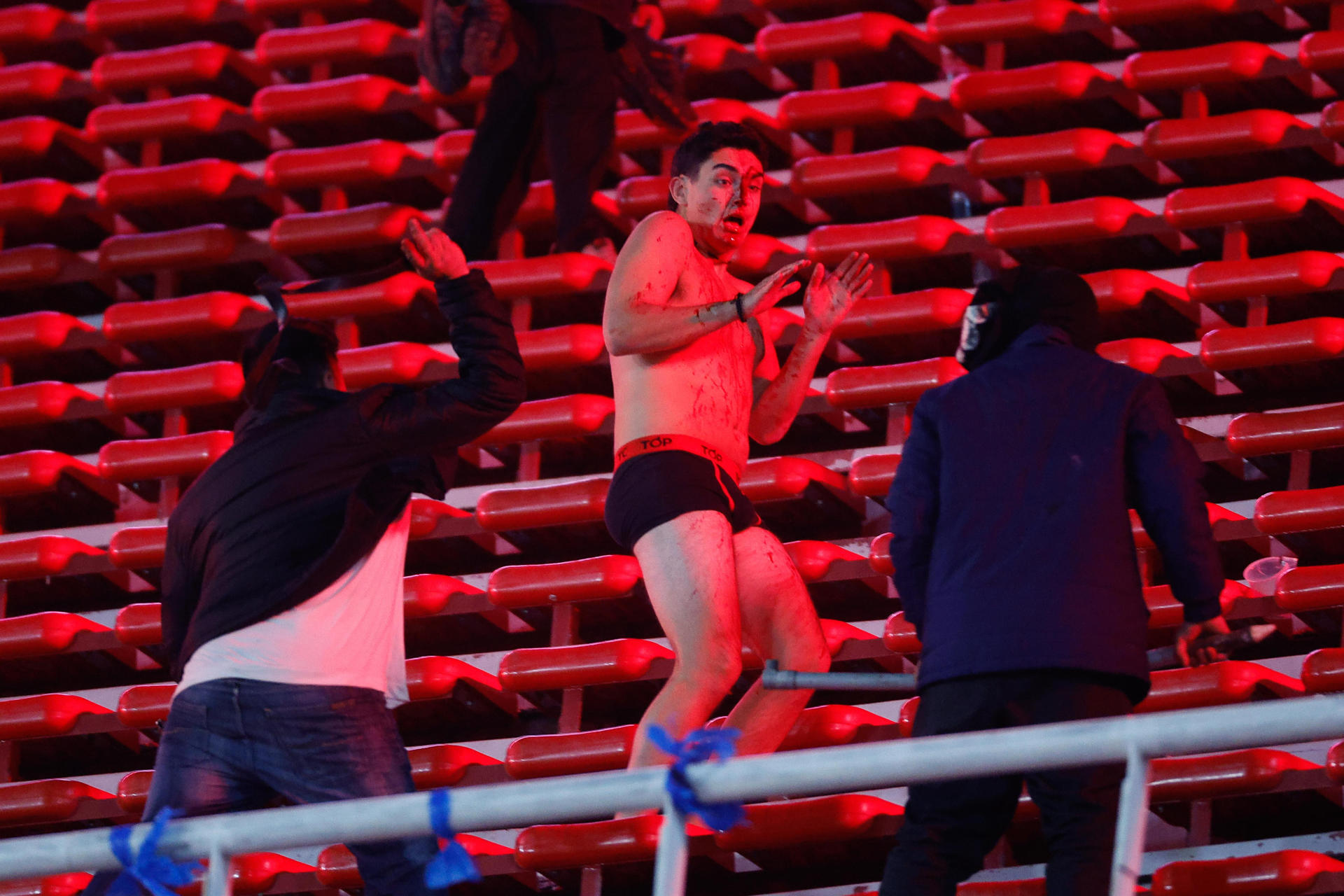 Hinchas se enfrentan en un partido de los octavos de final de la Copa Sudamericana, en una imagen de archivo. EFE/ Juan Ignacio Roncoroni