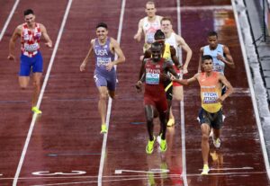 El corredor españo Mohamed Attaoui (d) tras ganar la prueba de los 800m en los Mundiales de Tokio. EFE/EPA/MAST IRHAM