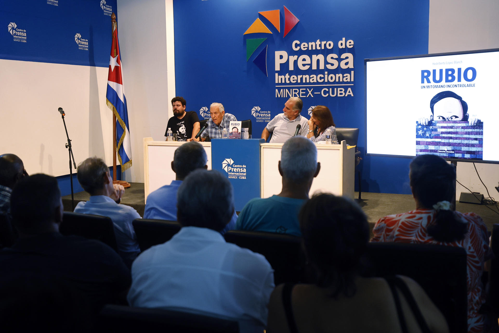 El periodista e investigador cubano Hedelberto López Blanch habla en la presentación de su libro 'Rubio, un mitómano incontrolable' este martes, en la sede del Centro de Prensa Internacional en La Habana (Cuba).  EFE/ Ernesto Mastrascusa
