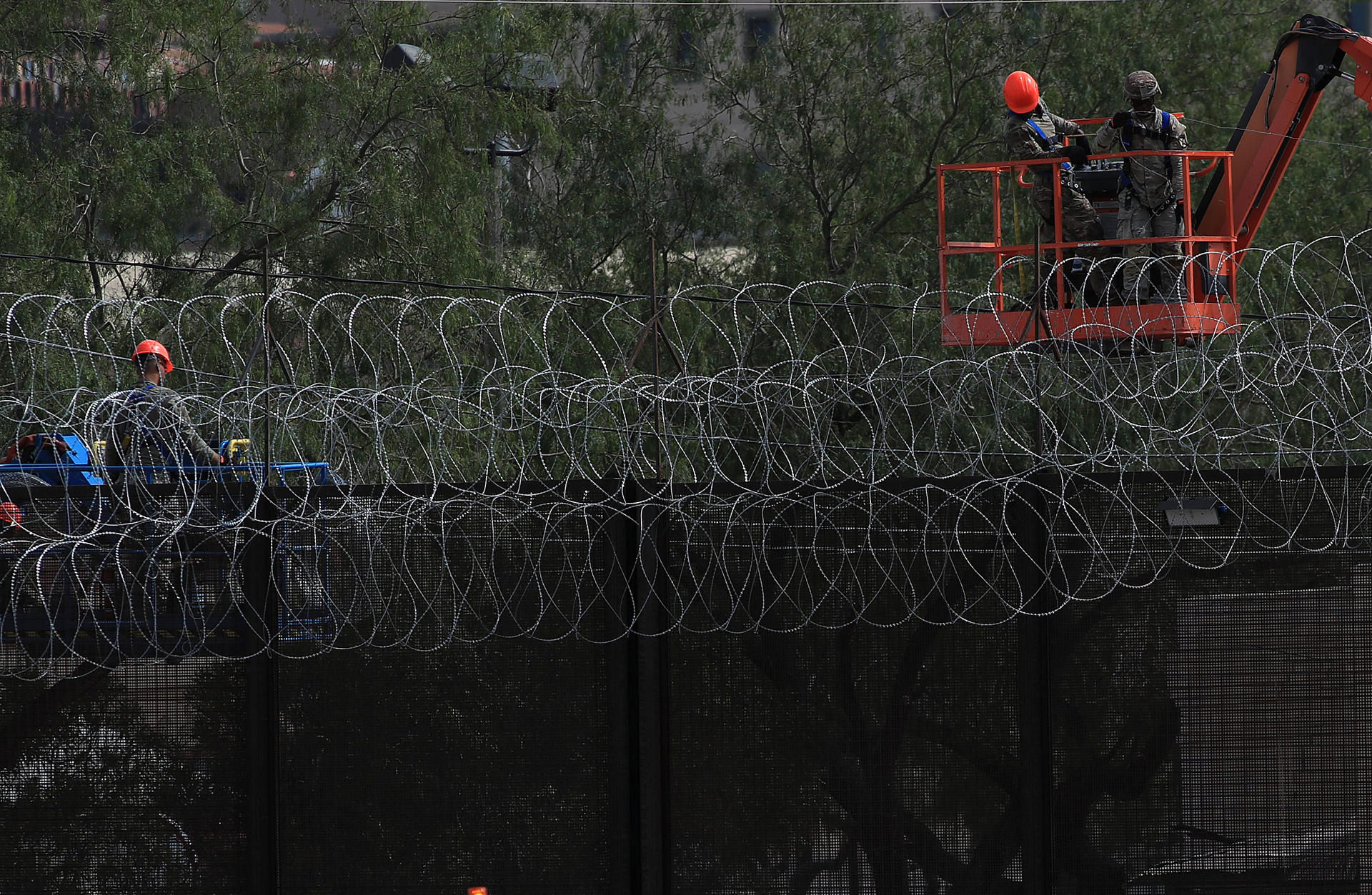 Trabajadores estadounidenses laboran instalando una valla metálica este sábado, en la frontera de Ciudad Juárez en el estado de Chihuahua (México). EFE/ Luis Torres