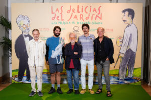 Imagen de archivo (16/09/2025) del director y actor Fernando Colomo (c), el guionista Pablo Colomo (2d) y los actores Brays Efe (2i), Luis Bermejo (d) y Luis Alcaide (i) posan durante el pase gráfico de la película "Las delicias del jardín" en Madrid. EFE/ Borja Sanchez-Trillo