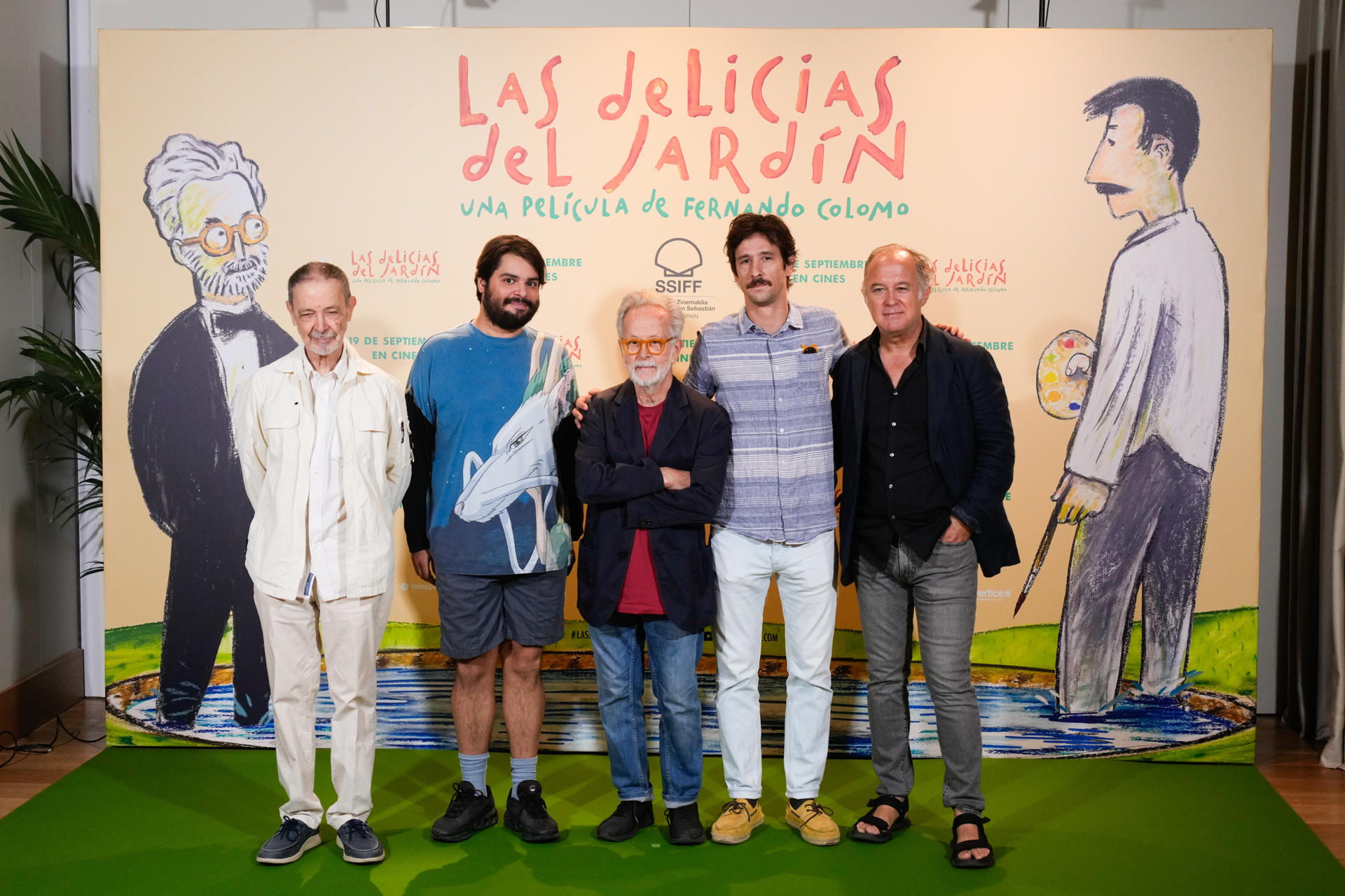 Imagen de archivo (16/09/2025) del director y actor Fernando Colomo (c), el guionista Pablo Colomo (2d) y los actores Brays Efe (2i), Luis Bermejo (d) y Luis Alcaide (i) posan durante el pase gráfico de la película "Las delicias del jardín" en Madrid. EFE/ Borja Sanchez-Trillo