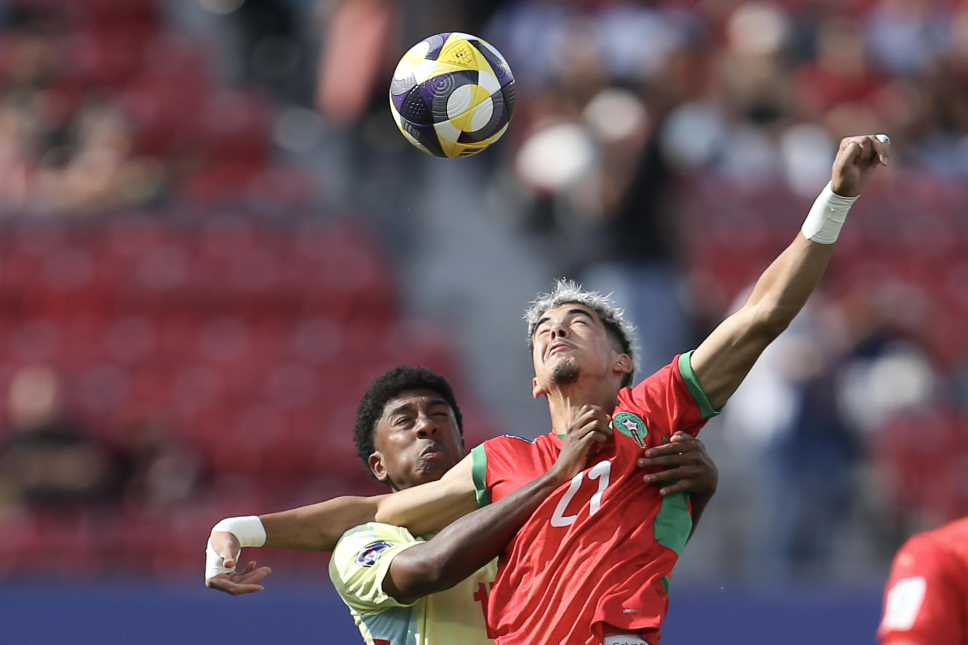Yassir Zabiri (d) de Marruecos cabecea el balón en un partido de la Copa Mundial Sub-20. EFE/Ailen Díaz
