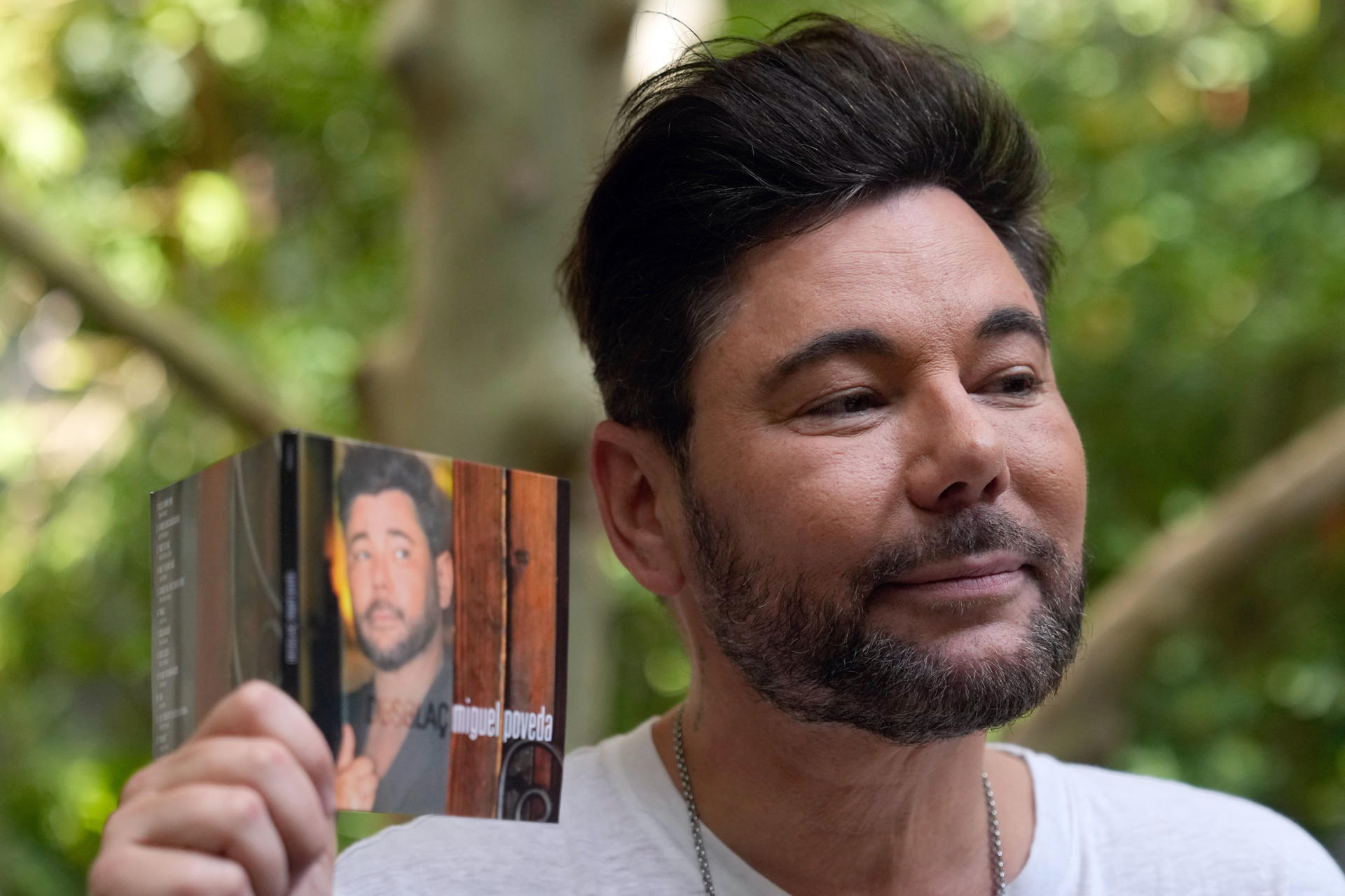 El cantante Miguel Poveda posa durante la presentación de la reedición de su quinto álbum, 'Desglaç', 25 años después de su publicación, uno de sus trabajos más emblemáticos que ahora incluye un tema inédito, 'Si el món fos...', con letra de Joana Raspall y música propia. EFE/Enric Fontcuberta
