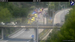 Un autocar en el que viajaban unos 70 turistas ha volcado y se ha salido de la carretera cuando circulaba por la autopista C-32 a la altura de Santa Susanna (Barcelona), aunque la mayoría de viajeros ha salido del vehículo por su propio pie, según los Bomberos de la Generalitat. EFE/Servei De Transit SÓLO USO EDITORIAL/ SOLO USO PERMITIDO PARA ILUSTRAR LA NOTICIA QUE APARECE EN EL PIE DE FOTO (CREDITO OBLIGATORIO)