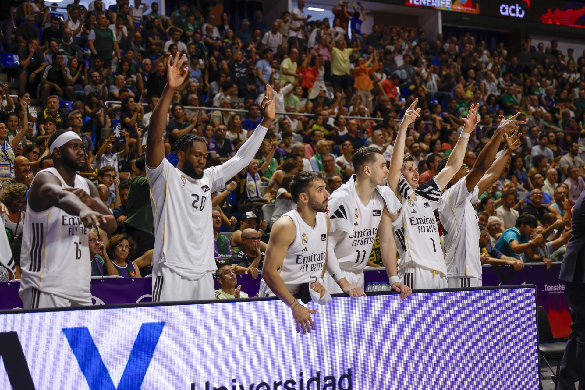 Los jugadores del Real Madrid celebran una canasta durante el partido de semifinales de la Supercopa que disputaron Real Madrid y Laguna Tenerife en el pabellón Martín Carpena de Málaga. EFE/ Jorge Zapata.