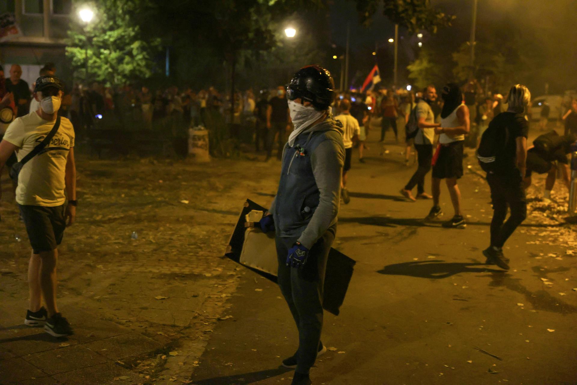 Un manifestante sostiene un escudo improvisado durante los enfrentamientos con la policía antidisturbios en el marco de una protesta contra la brutalidad policial en Novi Sad, Serbia, el 5 de septiembre de 2025. EFE/EPA/ANDREJ CUKIC