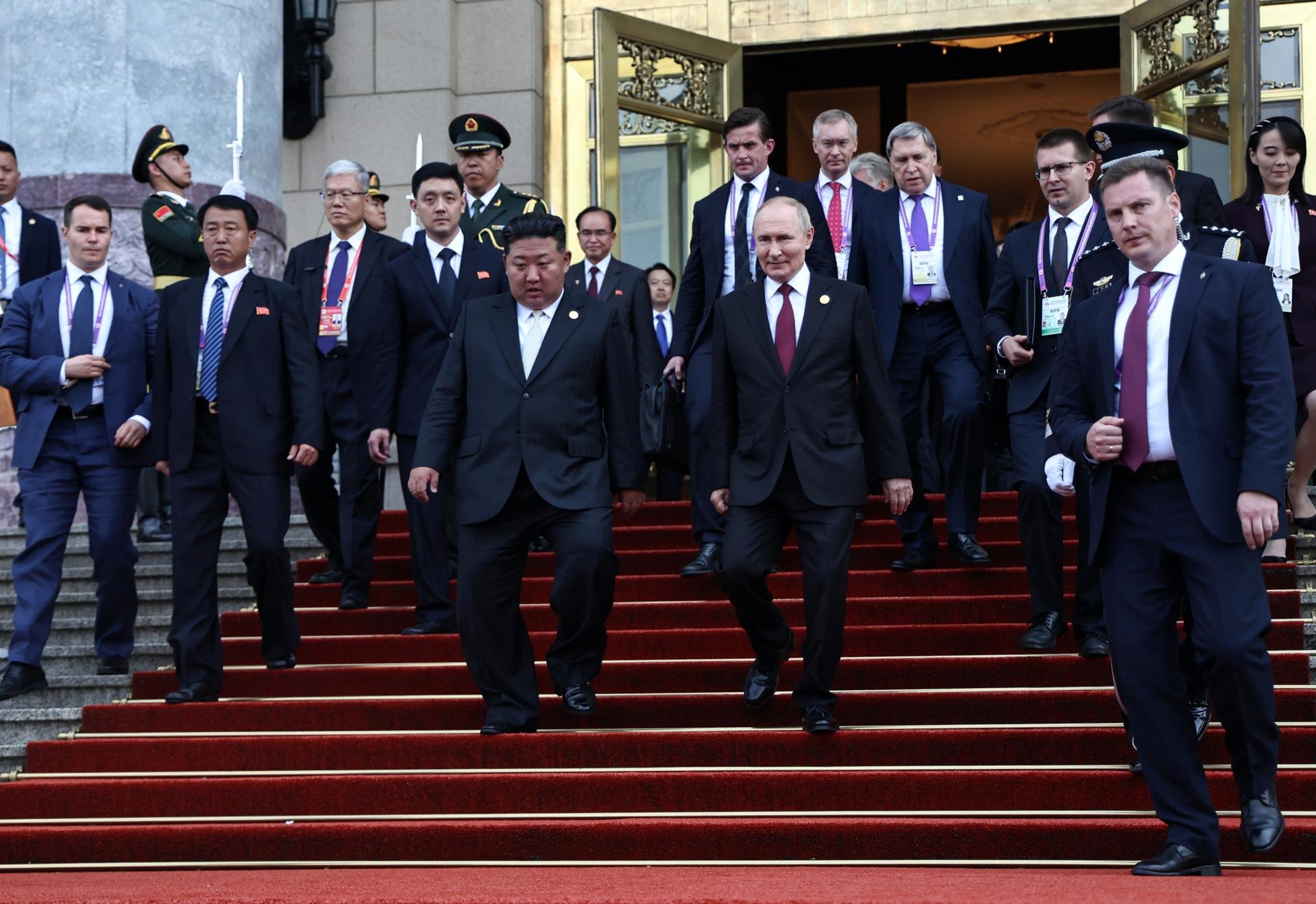 El encuentro entre el presidente ruso, Vladímir Putin, y el líder norcoreano, Kim Jong-un, en Pekín. EFE/EPA/ALEXANDER KAZAKOV/SPUTNIK/KREMLIN POOL MANDATORY CREDIT