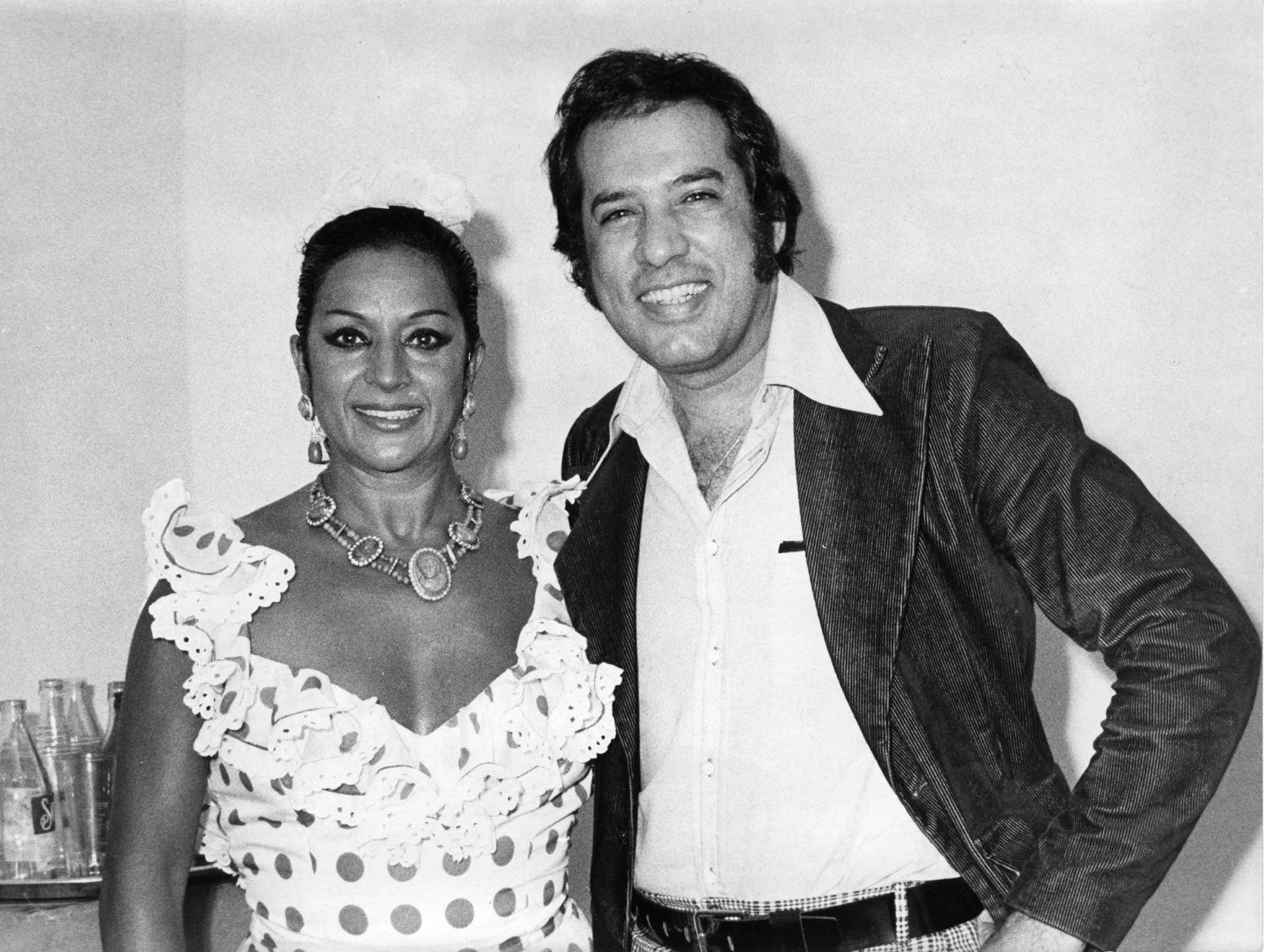 El escritor y poeta cubano Roberto Cazorla posa junto a Lola Flores en una imagen de 1974.EFE