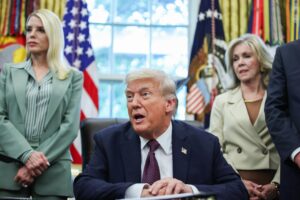 El presidente de Estados Unidos, Donald Trump (centro), habla tras firmar un memorando presidencial en la Oficina Oval de la Casa Blanca, en Washington, D.C., EE. UU., el 15 de septiembre de 2025. EFE/EPA/Samuel Corum/ POOL