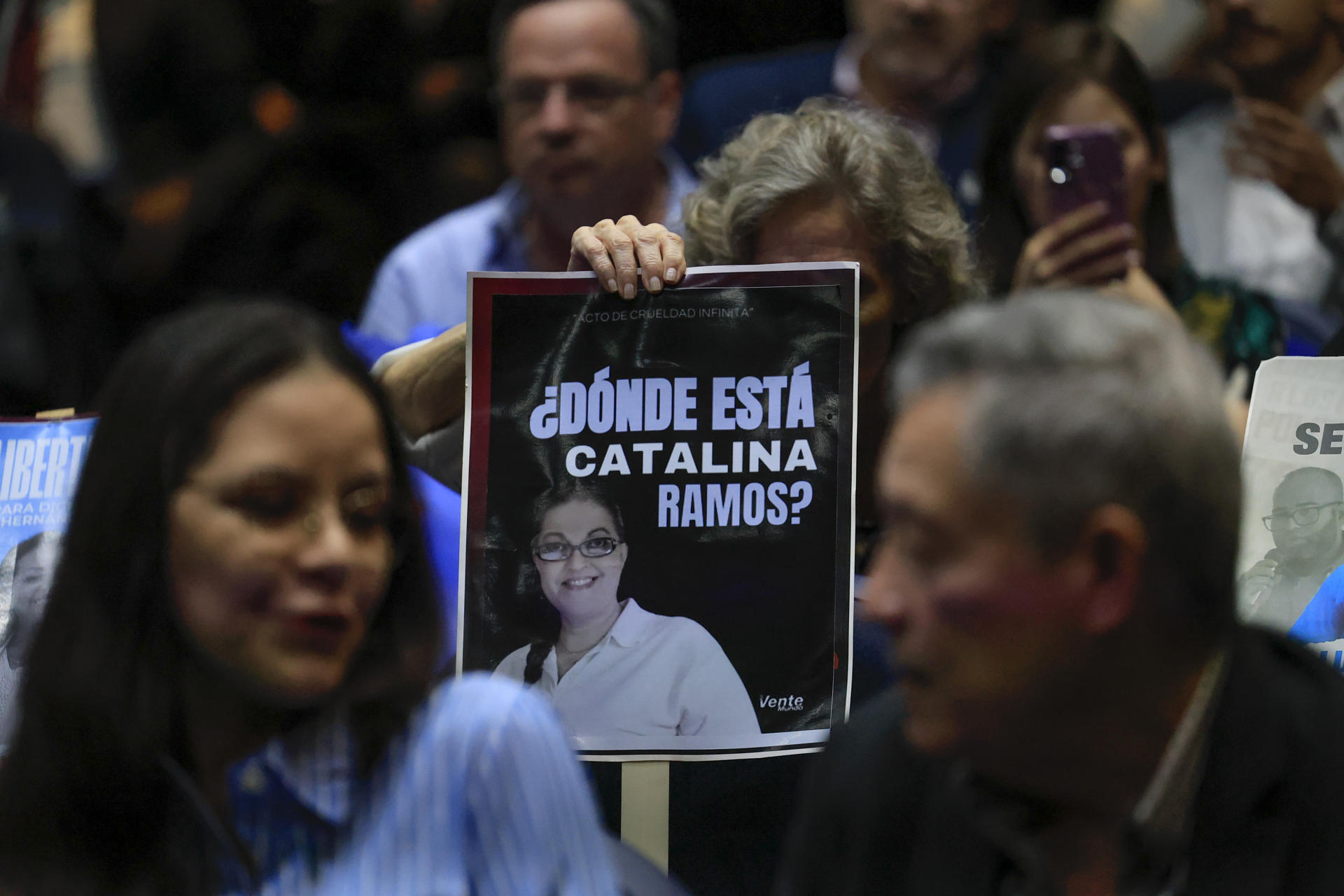 Personas sostienen carteles con la imagen de ciudadanos detenidos, este martes durante el conversatorio 'Venezuela Memoria y Justicia', en ciudad de Panamá (Panamá). EFE/ Bienvenido Velasco