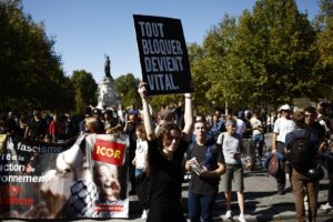 París, 18 sep (EFE).- Al menos 3 personas han resultado heridas y 140 detenidas hasta media tarde en la jornada de huelgas y manifestaciones organizadas por todos los sindicatos contra los ajustes en Francia, con altercados e incidentes en varias ciudades. EFE/EPA/YOAN VALAT