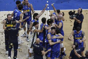 Los jugadores de Italia celebran después de ganar contra Bulgaria la final del Campeonato Mundial de Voleibol Masculino en el Mall of Asia Arena en Pasay City, Metro Manila, Filipinas. EFE/EPA/ROLEX DELA PENA
