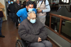 Fotografía de archivo del exprovincial jesuita Ramón Alaix saliendo de una audiencia, en Cochabamba (Bolivia). EFE/ Jorge Abrego