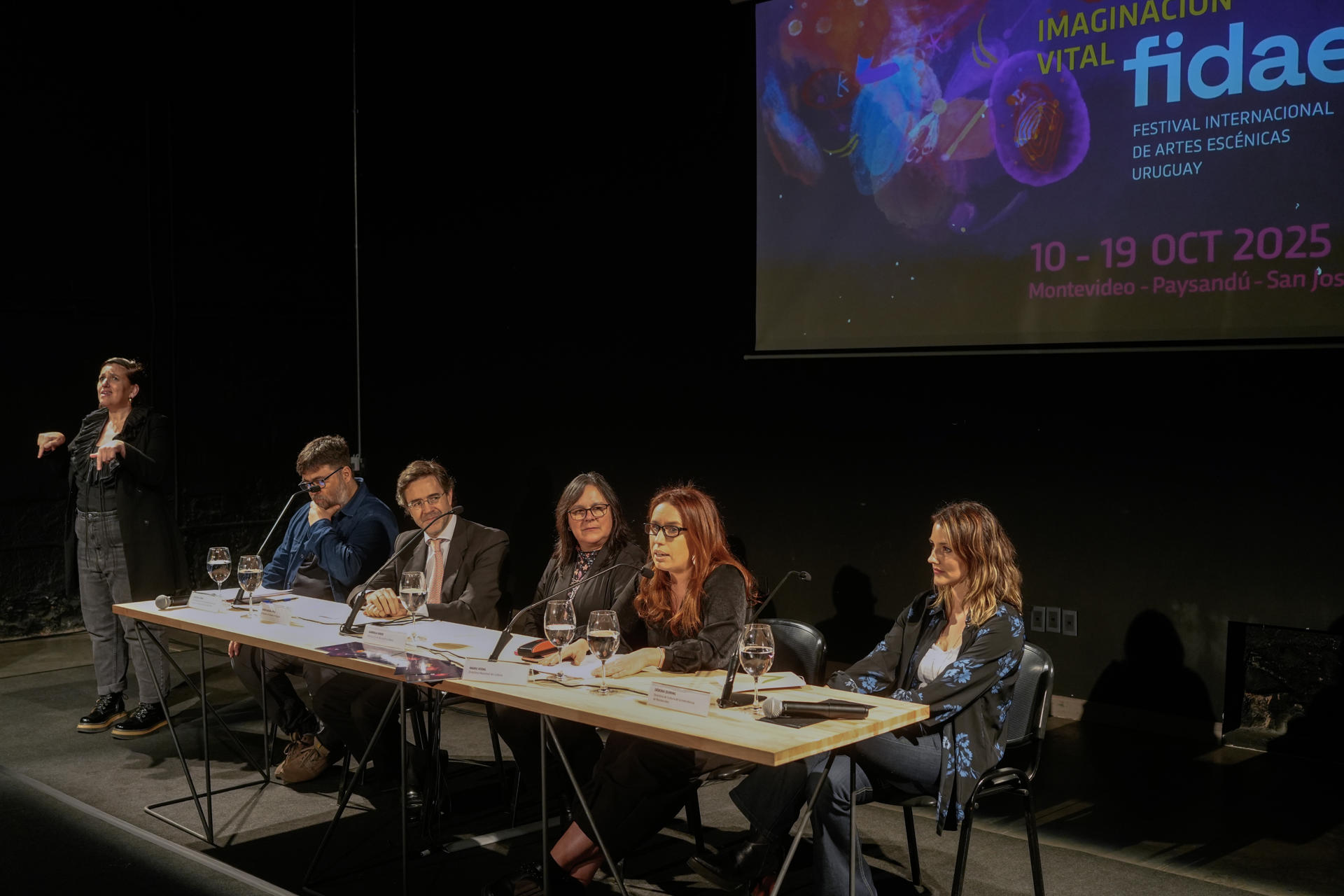 De izquierda a derecha el coordinador del Instituto Nacional de Artes Escénicas de Uruguay y director artístico del Festival Internacional de Artes Escénicas (Fidae), Gustavo Zidan; el embajador de España en Uruguay, Javier Salido Ortiz; la ministra interina de Educación y Cultura, Gabriela Verde; la directora nacional de Cultura de Uruguay, María Eugenia Vidal y la directora de Cultura de Montevideo, Débora Quiring, asisten este viernes a la presentación del Fidae, en Montevideo (Uruguay). EFE/ Alejandro Prieto