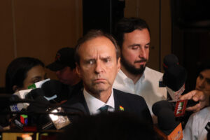 El candidato por Alianza Libre, Jorge 'Tuto' Quiroga, habla con periodistas durante el 'Encuentro por la democracia - Segunda vuelta' este miércoles, en Santa Cruz (Bolivia). EFE/Juan Carlos Torrejon