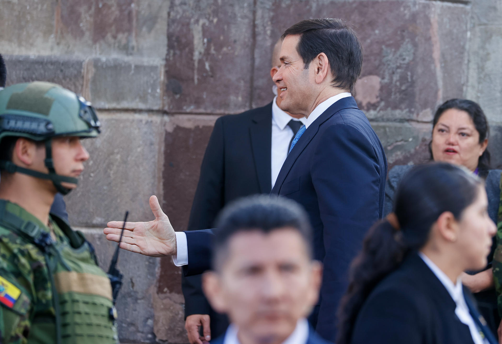 El secretario de Estado de los Estados Unidos, Marco Rubio (c-d), a su llegada este jueves, 4 de septiembre, al Palacio de Carondelet, sede del Ejecutivo ecuatoriano, en Quito (Ecuador). EFE/José Jácome