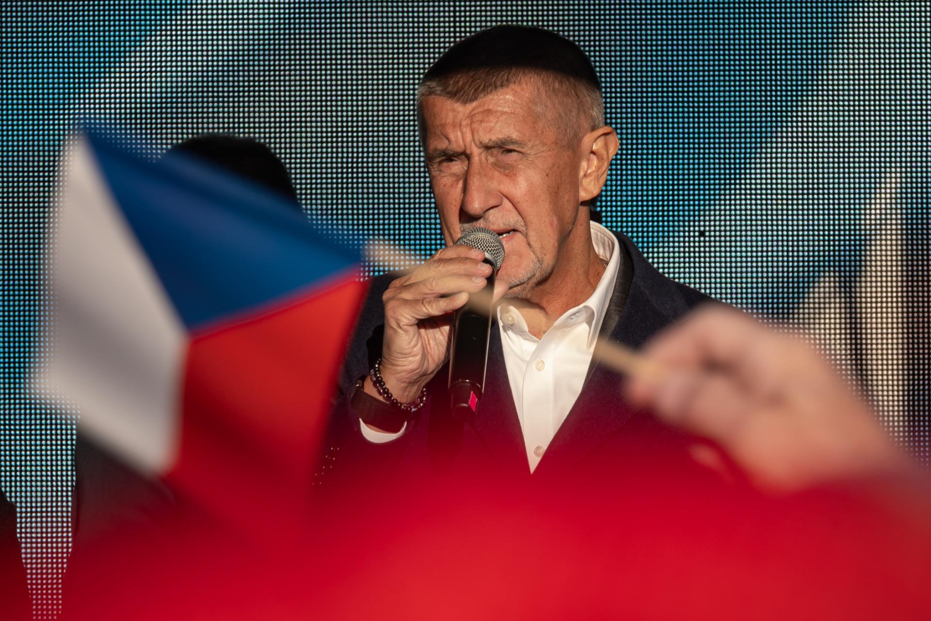 Praga/Viena, 30 sep (EFE).- El probable triunfo del magnate populista Andrej Babis en las elecciones legislativas de este viernes y sábado en Chequia puede acabar fortaleciendo el bloque eurocrítico -formado por Hungría y Eslovaquia- que cuestiona el apoyo incondicional a Ucrania, la política migratoria de la UE o la protección del medioambiente. EFE/EPA/MARTIN DIVISEK
