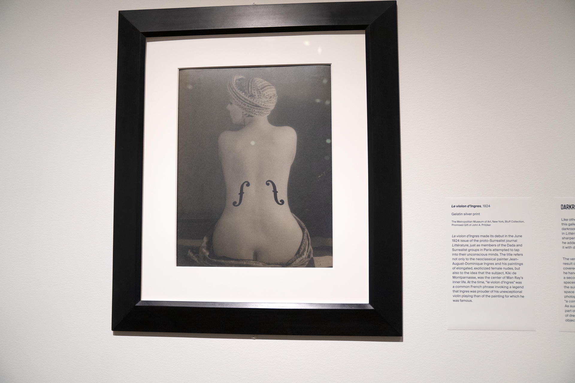 Fotografía que muestra una obra de la exposición "Cuando los objetos sueñan" del artista estadounidense Man Ray, en el Museo Metropolitano de Arte de Nueva York (MET), este lunes en Nueva York (Estados Unidos). EFE/ Ángel Colmenares