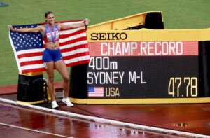 La atleta estadounidense Sydney McLaughlin-Levrone celebra su victoria en los 400mde los Mundiales de Tokio 2025. EFE/EPA/MAST IRHAM
