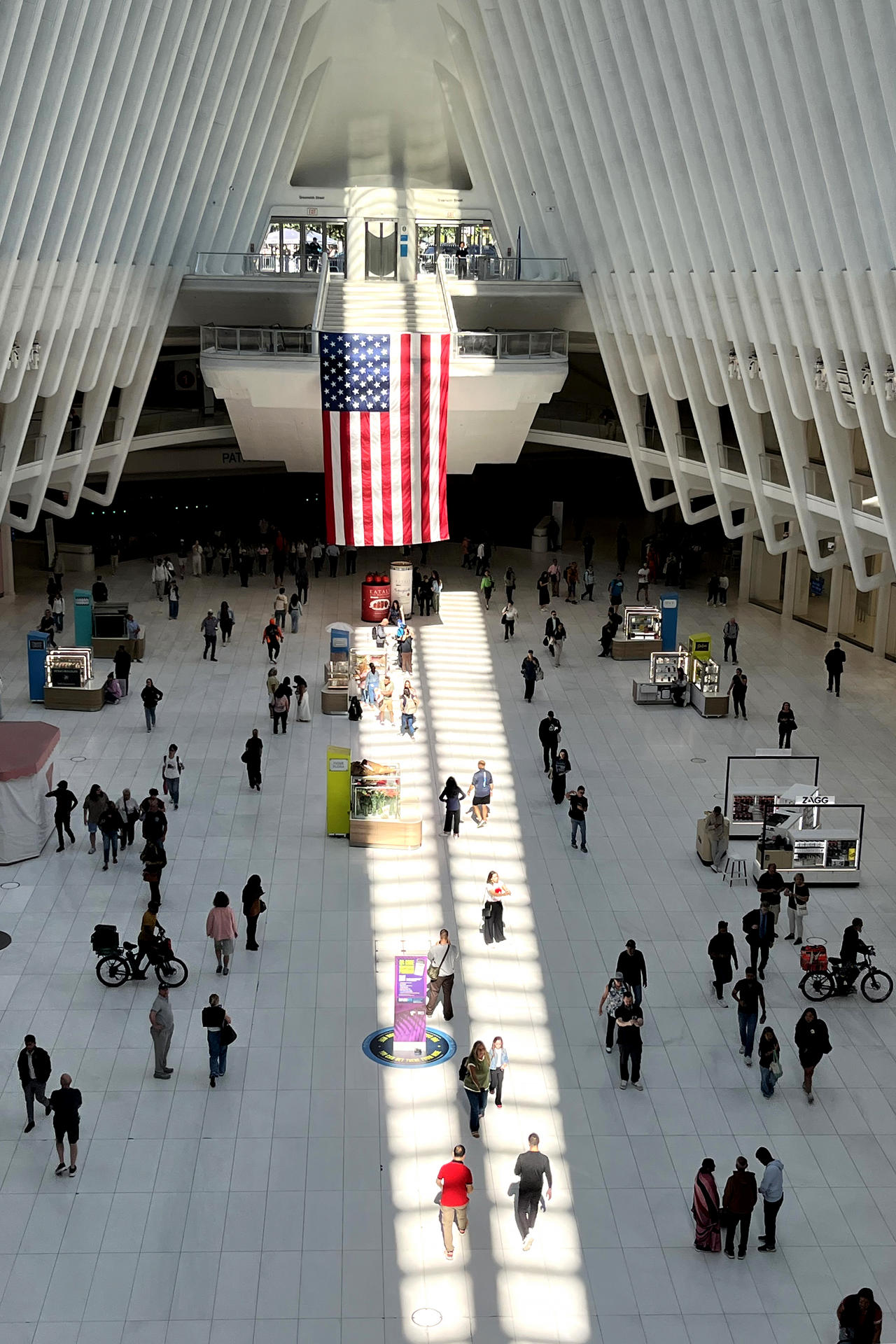 Personas observan el interior del Oculus en el World Trade Center este jueves, en Nueva York (EEUU). EFE/ Nora Quintanilla