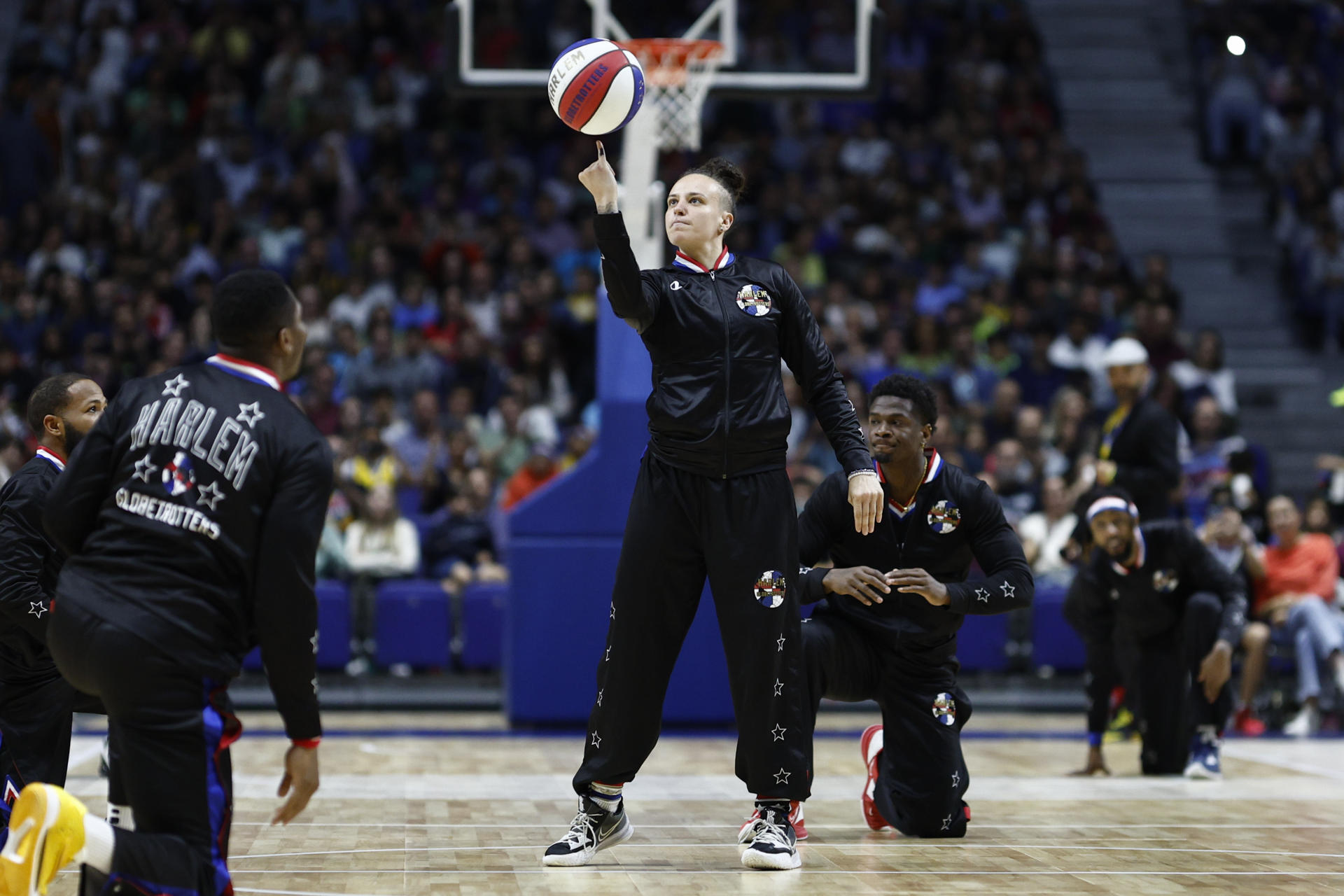 Mighty Hopkins de los Harlem Globetrotters, durante un espectáculo de la gira Harlem Globetrotters 2023 World Tour, en Madrid. EFE/ Rodrigo Jiménez