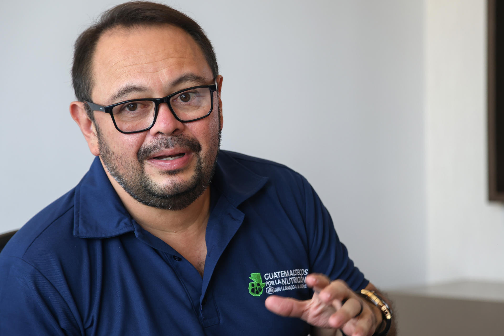 El director ejecutivo del Programa Guatemaltecos por la Nutrición, José Eduardo Silva, habla durante una entrevista con EFE este martes, en las oficinas de la fundación Castillo Hermanos, en Ciudad de Guatemala (Guatemala). EFE/ Mariano Macz
