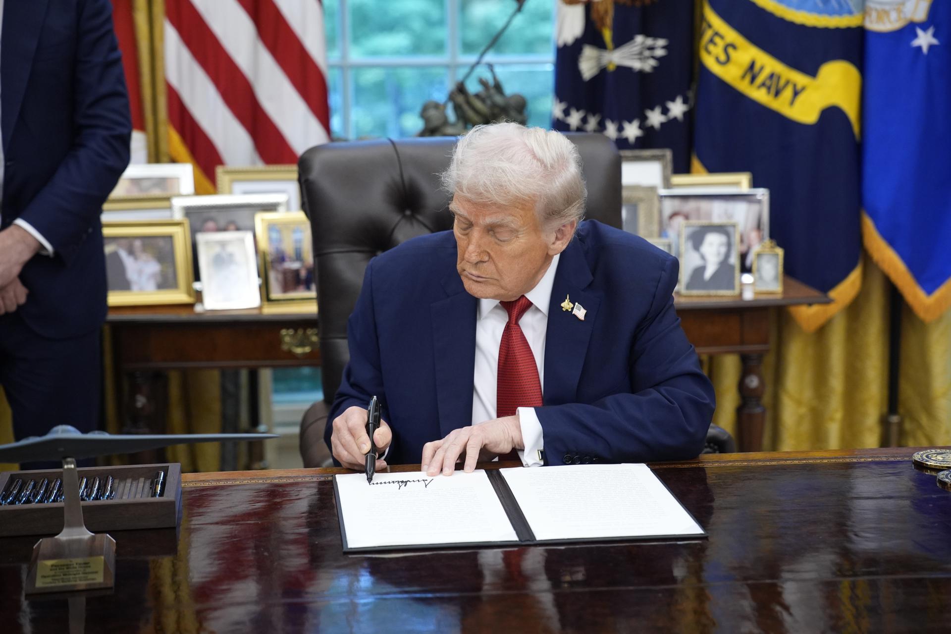 El presidente de Estados Unidos, Donald Trump, firma una orden ejecutiva en el Despacho Oval de la Casa Blanca en Washington, DC, EE. UU. EFE/EPA/YURI GRIPAS / POOL