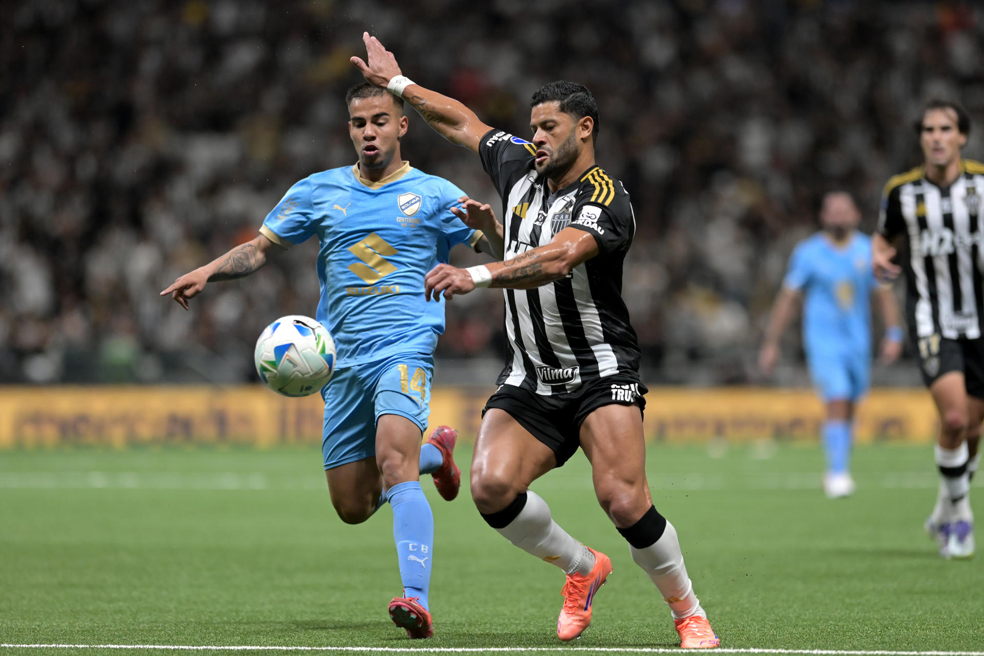 Hulk (d) de Atlético Mineiro disputa el balón con Robson Matheus de Bolívar este miércoles, en un partido de los cuartos de final de la Copa Sudamericana. EFE/ João Guilherme