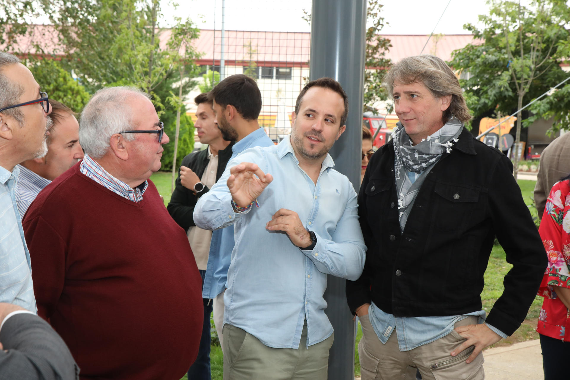 Imagen del secretario general del PSOE de Castilla y León, Carlos Martínez, en declaraciones a los medios durante su visita a la Feria del Sector Agropecuario 'Salamaq'. EFE/JM GARCIA