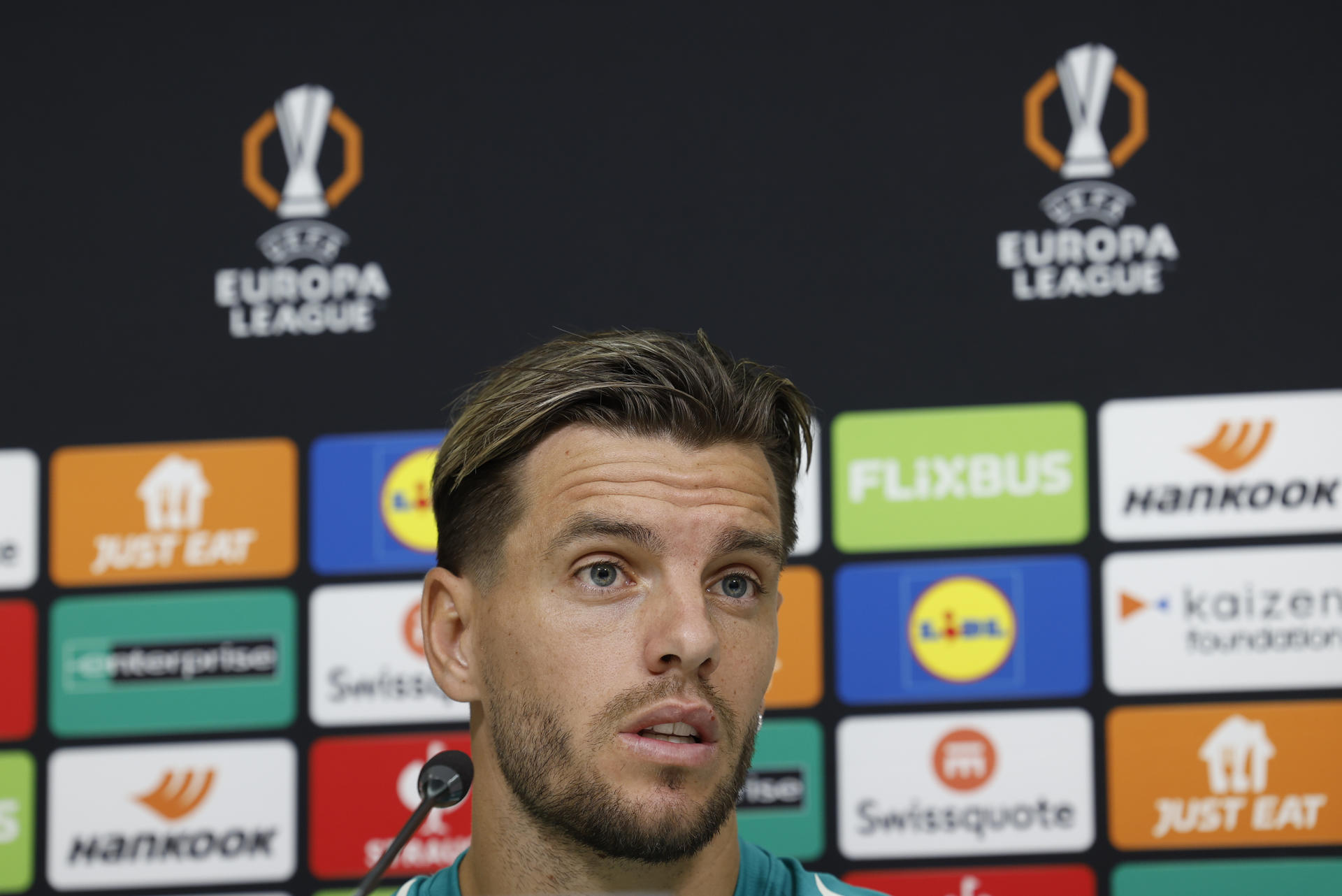 El mediapunta argentino del Betis Giovani Lo Celso en rueda de prensa en Sevilla. EFE/ Julio Muñoz
