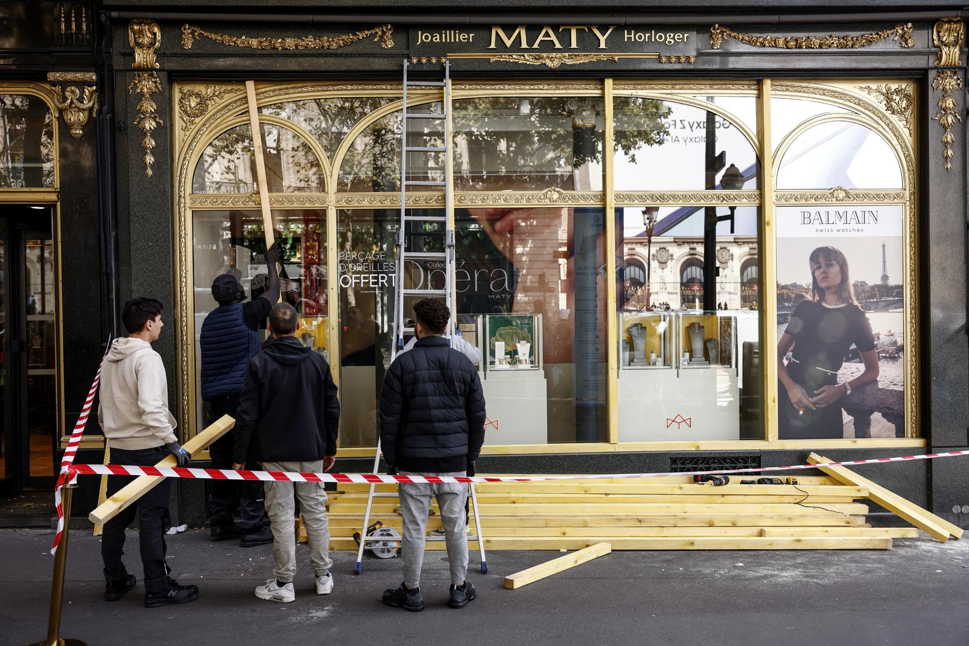 Paris (France), 09/09/2025.- Workers install protections on a jewelry store's front being protected one day ahead of strike day in Paris, France, 09 September 2025. The citizens protest movement Bloquons tous (Block everything) called for nationwide protests on 10 September. (Protestas, Francia) EFE/EPA/YOAN VALAT